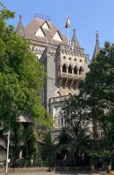 Oberster Gerichtshof von Bombay, von der Karmaveer-Bhaurao-Patil-Straße