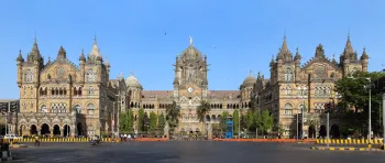 Chhatrapati Shivaji Terminus, Hauptfassade (Westansicht)