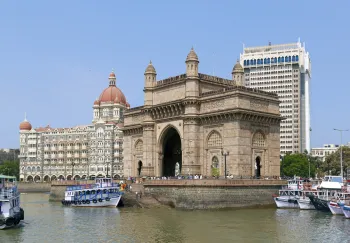 Gateway of India, mit dem Taj Mahal Palace Hotel im Hintergrund