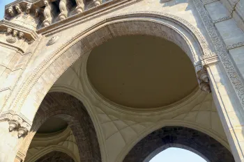 Gateway of India, Sicht durch den Hauptbogen hinauf zur zentralen Kuppel