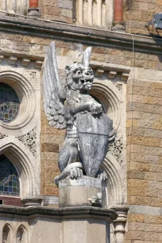 Gebäude der Stadtverwaltung, Statue eines geflügelten Löwen