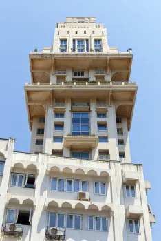 Shree Vardhan, obere Stockwerke hinter dem Geeta-Gebäude