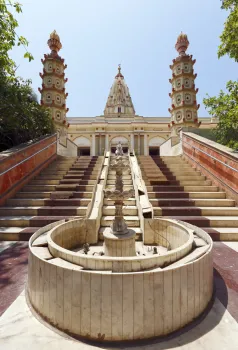 Shri-Dhakleshwar-Mahadev-Tempel, Brunnen und Freitreppe