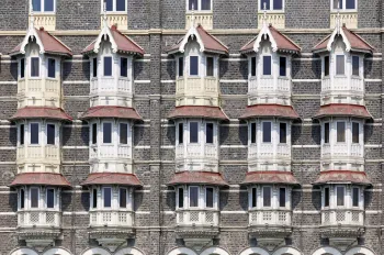 Taj Mahal Palace Hotel, Detail der Fassade mit Erkerfenstern