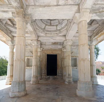 Tempelanlage von Ranakpur, Neminatha Jain-Tempel, Portikus