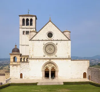 Basilika Sankt Franziskus von Assisi, Hauptfassade (Ostansicht)