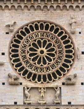 Kathedrale Sankt Rufinus, mittlere Fensterrose
