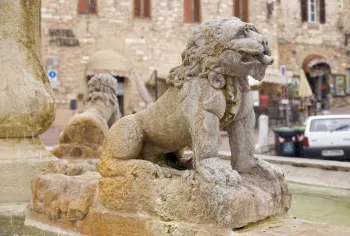 Brunnen der drei Löwen, Löwenstatue