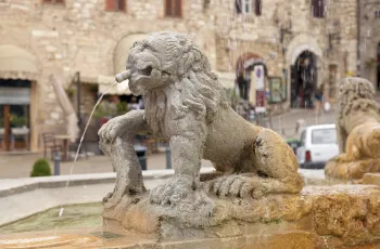 Brunnen der drei Löwen, Löwenstatue