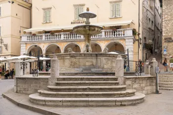 Brunnen der drei Löwen, Südansicht