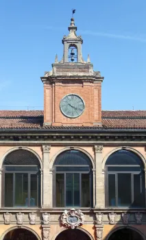 Palast des Archiginnasio, Fassadendetail und Uhrturm