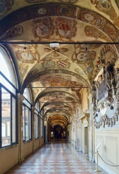 Palast des Archiginnasio, Galerie des ersten Obergeschosses mit Wappenfreskos und -reliefs