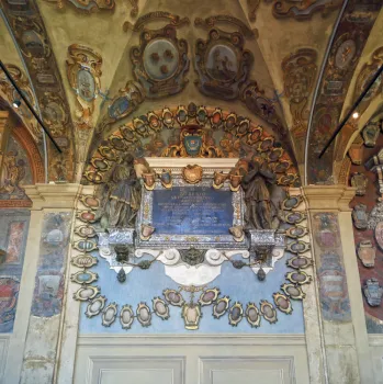 Palast des Archiginnasio, Wappenrelief der Galerie des ersten Obergeschosses