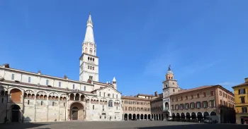 Piazza Grande mit Kathedrale und Stadthaus (Palazzo Comunale)