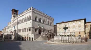 Platz des 4. Novembers mit dem Priorenpalast, dem erzbischöflichen Palais und der Fontana Maggiore