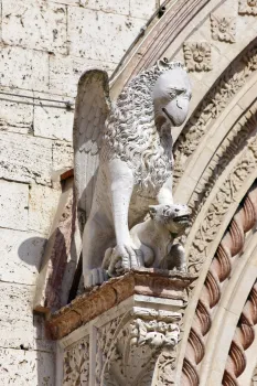 Palast der Prioren, Portale Maggiore, Skulptur eines Greifs