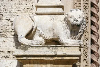 Palast der Prioren, Portale Maggiore, Löwenskulptur