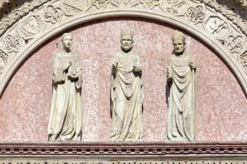 Palast der Prioren, Portale Maggiore, Statuen der Lünette