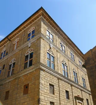 Piccolomini-Palast, Detail der Fassade (Nordwestansicht)