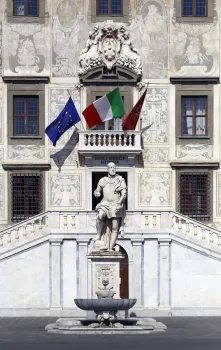 Carovana-Palast, Wappen des Ordens der Ritter des St. Stephanus und Statue von Cosimo I.