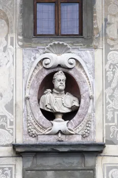 Carovana-Palast, Fassadendetail mit Büste Ferdinandos I.