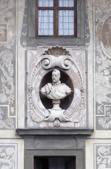 Carovana-Palast, Fassadendetail mit Büste Francescos I.