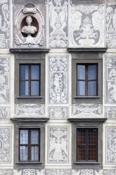 Carovana-Palast, Fassadendetail mit Sgraffiti und Büste Cosimos II.