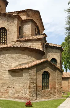 Basilika San Vitale, Detail der Ostfassade (Südansicht)