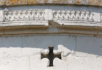 Mausoleum des Theoderich, Detail der Fassade mit Fries und kreuzförmigem Lichtschacht