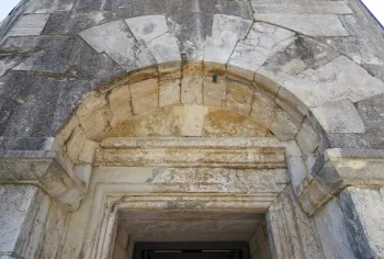 Mausoleum des Theoderich, Tympanum der Tür des Untergeschosses