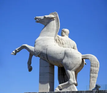 Palast der italienischen Zivilisation, Skulptur der Dioskuren