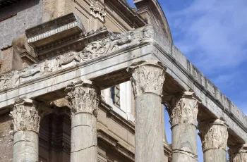 Forum Romanum, Tempel des Antoninus Pius und der Faustina, Kapitelle, Architraven und Fries