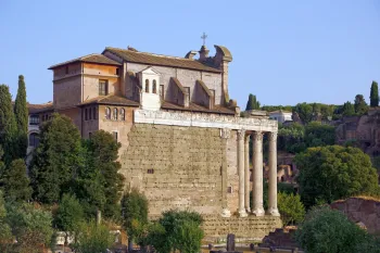Forum Romanum, Tempel des Antoninus Pius und der Faustina, Nordwestansicht
