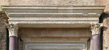 Forum Romanum, Tempel des Romulus, Architrav des Portikus