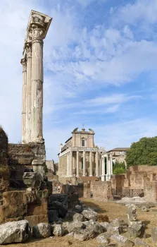 Forum Romanum, Blick auf den Tempel des Antoninus und der Faustina, links Säulen des Castortempels
