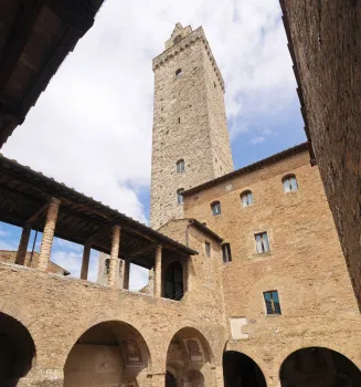 Kommunalpalast von San Gimignano, Rückseite mit Torre Grossa