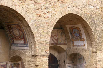 Kommunalpalast von San Gimignano, Detail der Arkaden des Innenhofs