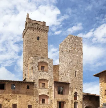 Türme der Ardinghelli, mit Torre Grossa im Hintergrund