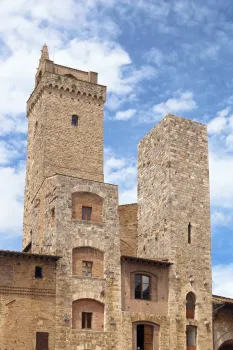 Türme der Ardinghelli, mit Torre Grossa im Hintergrund