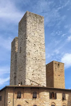 Türme der Salvucci, mit Pettini-Turm im Hintergrund