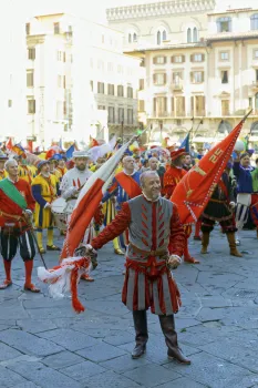 Auslosung der Spiele des florentinischen historischen Fußballs auf der Piazza della Signoria vor dem Scoppio del Carro