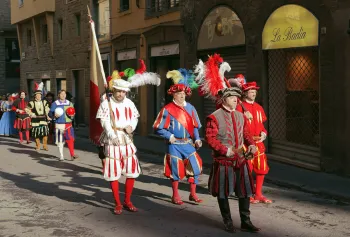 Parade der historischen florentinischen Fußballmannschaften auf dem Weg zur Piazza della Signoria vor dem Scoppio del Carro