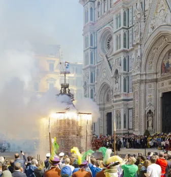 Scoppio del carro, Pyrotechnik auf dem Brindellone-Wagen vor dem Dom von Florenz