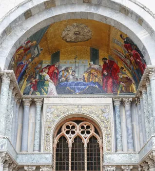 Markusdom, Tympanon mit Lünetten-Mosaik „Der Körper des Heiligen Markus wird vom Dogen verehrt“