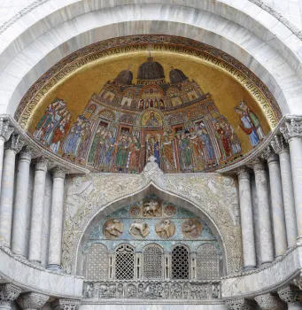 Markusdom, Tympanon und Lünette des Sankt-Alypius-Portals mit dem Mosaik „Übersetzung des Leichnams des Heiligen Markus“