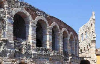 Arena von Verona, Fassade mit Resten der äußeren Mauer (l'Ala)