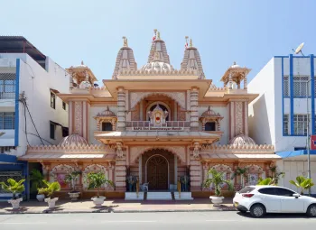 Tempel BAPS Shri Swaminarayan, Hauptfassade