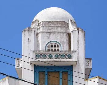 Kaderbhoy-Gebäude, Turmdach mit Balkonen und Kuppel