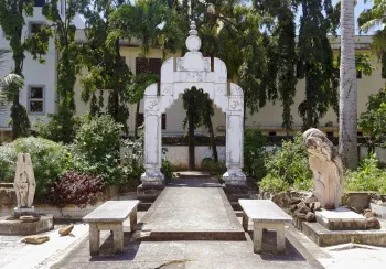 Komplex der Shree Hindu Union Mombasa, Garten mit Torana