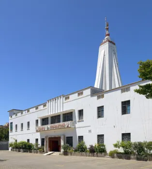 Komplex der Shree Hindu Union Mombasa, westlicher Bau mit Eingang